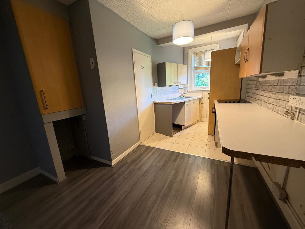 Lot: 93 - GROUND FLOOR APARTMENT WITH DIRECT ACCESS TO COMMUNAL GARDENS - Kitchen come breakfast room